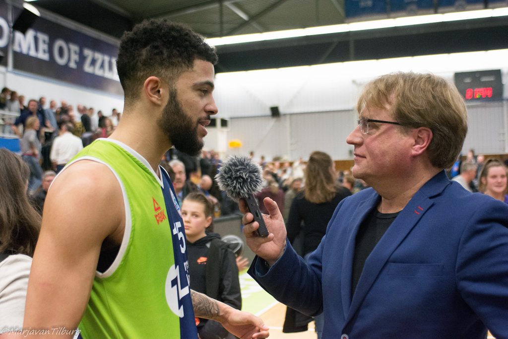 Rolf Marselis interviewt Darius Thompson na afloop van een duel in de Vijf Meihal tegen Donar.