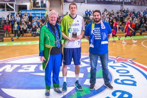 Einaras Tubutis werd voor het duel tegen Den Bosch gehuldigd als Speler van de Maand Januari. Foto: Marja van Tilburg.