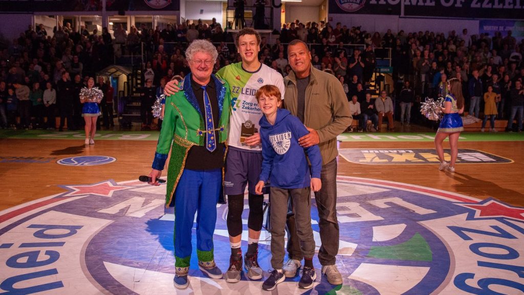 Lucas Kruithof kreeg voor de wedstrijd tegen Apollo de trofee voor de Speler van de Maand uit handen van zijn vader Richard en jeugdspeler Casper van Foreest. (Foto: Marja van Tilburg)